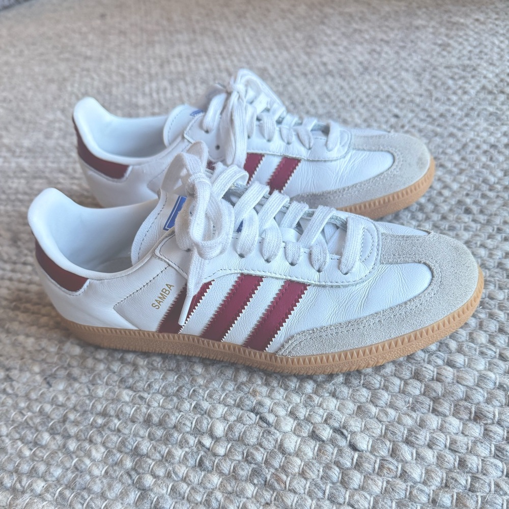 Adidas Sambas, maroon stripe, EUC. Size 6 mens